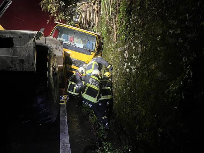 台电抢修电力惊传工程车碰撞山壁的事故。（民眾提供／冯惠宜台中传真）