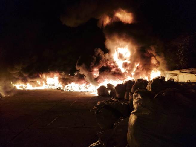 苗栗苑里镇苑东里1家生产塑胶发泡料的工厂发生暗夜大火。（民眾提供／李京升苗栗传真）