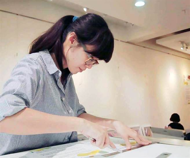 台南市芦苇启智中心教保员李静慧透过艺术创作活动协助心智障碍者表达自我。（李静慧提供／洪荣志台南传真）