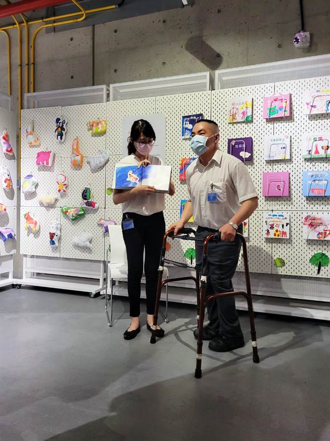 台南市芦苇启智中心教保员李静慧办理艺启．一起说故事共融计画支持芦苇青年述说个人创作。（李静慧提供／洪荣志台南传真）