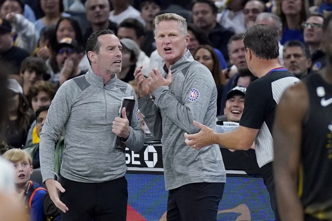 艾金生(左)过去两季都担任勇士助教职位。(美联社资料照)