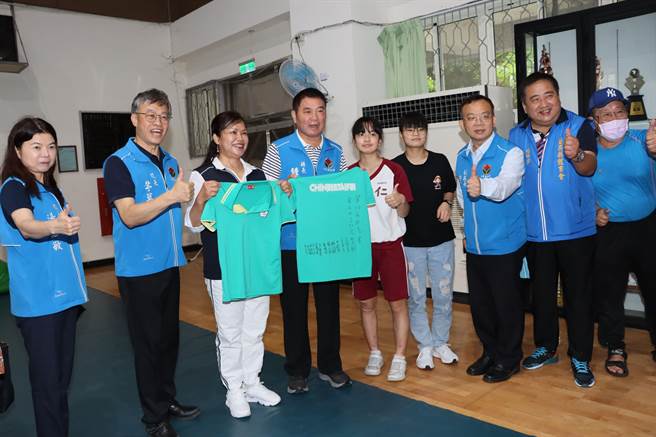 明仁国中的桥牌国手们，送给县长签名比赛服装表示感谢。（苗栗县政府提供／李京升苗栗传真）
