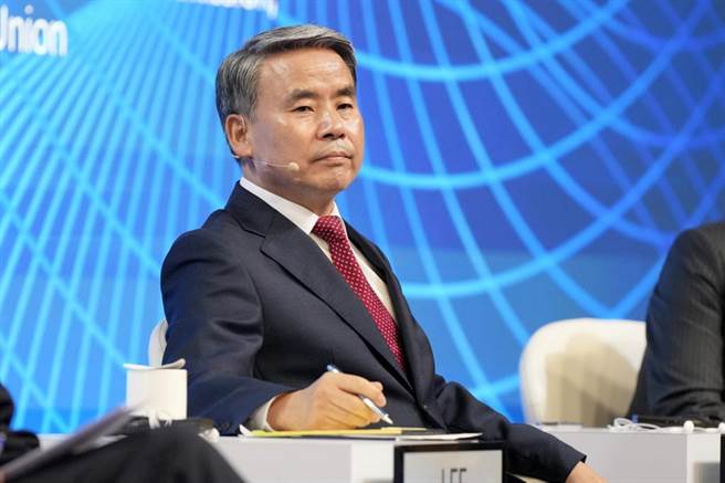 韩国国防部长官李钟燮（见图）3日在新加坡与中国国务委员兼防长李尚福举行会谈。（美联社资料照片）