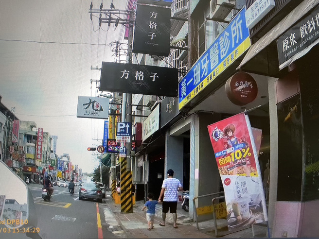 徐姓夫妇发现小孩走失赶紧报警找人，所幸员警协助下，在半小时内让一家人马上团聚。（图/左营警方提供）