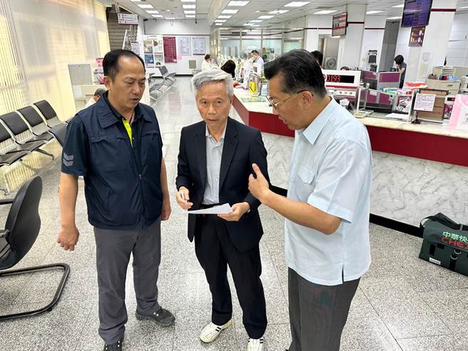 左营分局长邵明仁（右一）前往辖内曾发生拦阻诈骗失败的金融机构拜访，了解当下行员拦阻的实际情形，呼吁民眾及行员重视诈骗的手法。（高雄市左营分局提供／林雅惠传真）