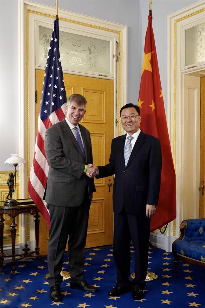 中国驻美大使谢锋（右）2日会见美国财政部副部长夏包。（翻摄自中国驻美使馆网站）