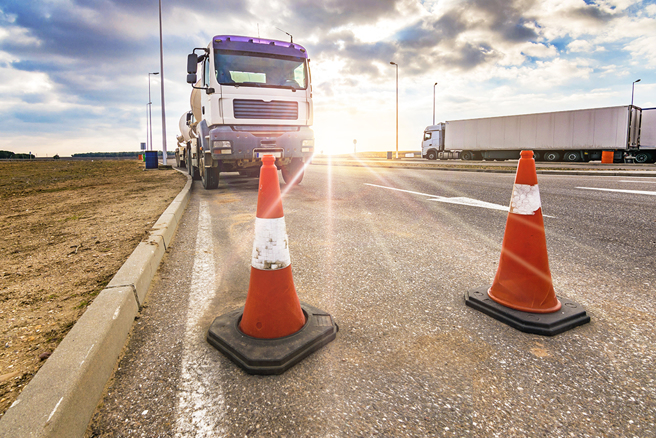 英国一名货柜车主一度误以为，后车箱悬挂着拍电影用的人体模型，没想到竟是一具真尸。（示意图／达志影像）