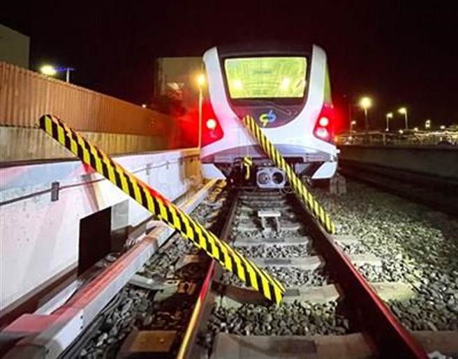 中捷公司3日凌晨模拟演练吊臂掉落轨道的紧急应变作业。(中捷公司提供)