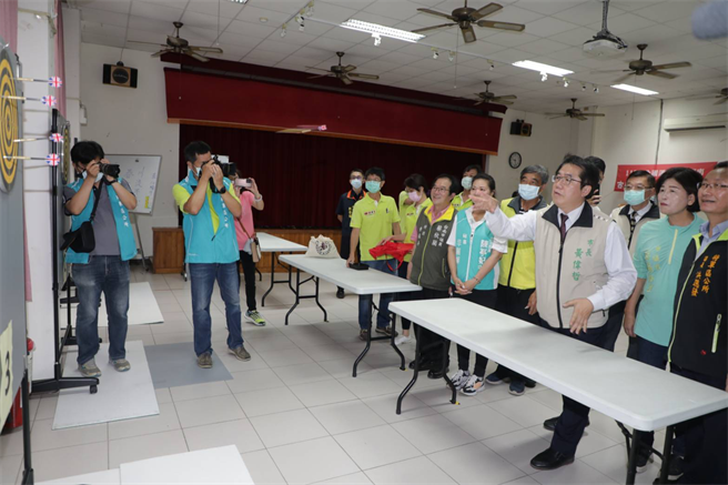 市长黄伟哲今天上午参加将军区公司的端午节活动，并露了一手射飞镖的美技。（台南市政府提供／张毓翎台南传真）