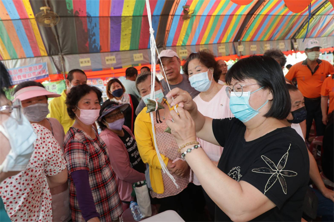 将军区公所结合端午元素举办多项趣味游戏，让民眾体验。（台南市政府提供／张毓翎台南传真）