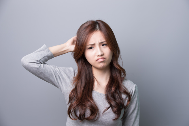 妻子收到一名友人传讯息称想「各取所需」，要妻子每个月在车上用手或嘴巴帮对方一次，每次给5千，妻子回应要对方去找别人。（示意图/shutterstock）