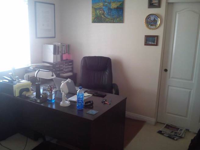 李男秀出自己拍摄的王丹私人住所，藉此证明曾跟随王丹前往美国。（台北市议员林亮君提供／刘彦宜台北传真）