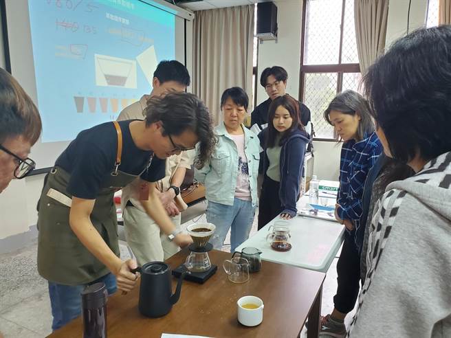 花莲原住民部落大学与在地的SCA国际认证咖啡教室合作，开设咖啡冲煮课程，帮助卓溪乡布农族咖啡业者取得SCA精品咖啡手冲咖啡师中级证照。（花莲县政府原民处提供／罗亦晽花莲传真）