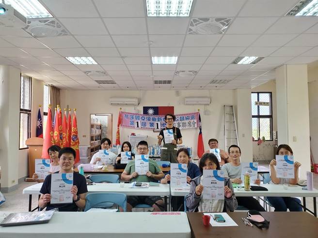 花莲原住民部落大学与在地的SCA国际认证咖啡教室合作，开设咖啡冲煮课程，帮助卓溪乡布农族咖啡业者取得SCA精品咖啡手冲咖啡师中级证照。（花莲县政府原民处提供／罗亦晽花莲传真）