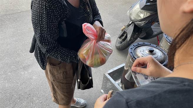 台东出现芒果袭胸男，受害者小孟(化名)发声提醒其他女性卖家要特别小心，不少女性卖家纷纷跳出来说遭遇同1人性骚扰。（萧嘉蕙摄）