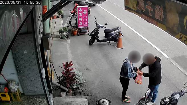 台东女性网路卖家小孟(化名)上月31日与买家陈姓男子面交芒果，陈男趁隙伸出咸猪手袭胸。（翻摄照片／萧嘉蕙台东传真）