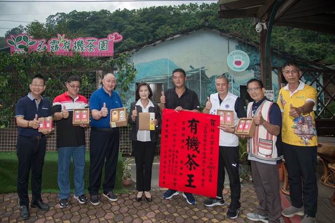 2日宜兰县长林姿妙与冬山乡农会总干事黄志耀、三星乡农会总干事李智远、大同乡长何胜立、县议员沈志弘等人，特地到林立伟家中祝贺及张贴红榜。（宜兰县政府提供／吴佩蓉宜兰传真）