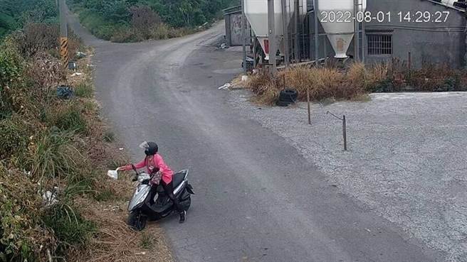 最近环保局发现，有一名车主名下多达10多部机车，从2020年至2022年止违规多达52次，总共被裁罚31万2000元，活生生上演影分身之术，却只是为了丢垃圾。（彰化县环保局提供／吴建辉彰化传真）