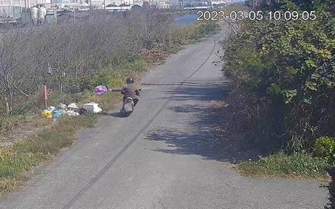 环保局发现的这名车主，名下至少有10台机车，从芳苑、大城一路丢到福兴。（彰化县环保局提供／吴建辉彰化传真）