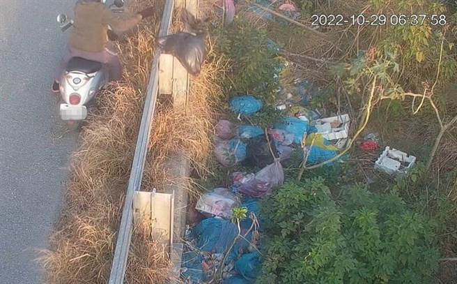不过从「天眼」画面观察，每次骑乘机车丢弃垃圾的人又都不同。（彰化县环保局提供／吴建辉彰化传真）