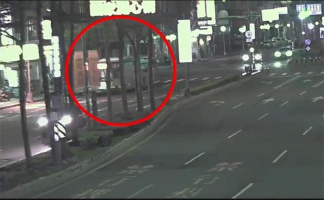 口角发生后，司机发现女子情绪激动，便将车辆往站牌停靠。（警方提供）