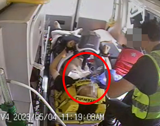 只见赖男在救护车内仅使用心肺復甦机、未插管，用氧气机急救，后来在医院也是左手插针，家属认为赖男勒伤、瘀伤、针孔并非医护导致。（民眾提供）