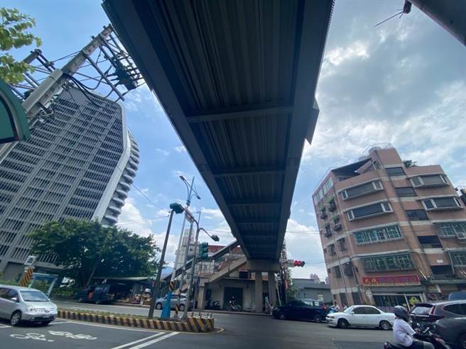 八里龙米陆桥因使用率低，因此经过会勘后决定拆除。（工务局提供）