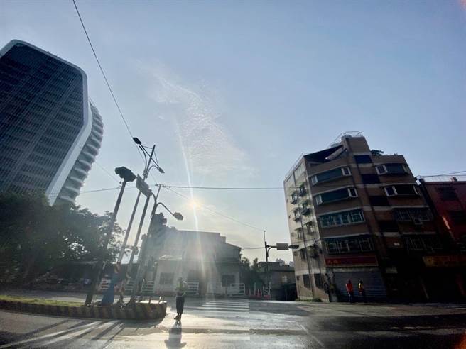 拆除工程于今日清晨完成，龙米陆桥正式功成身退。（工务局提供）