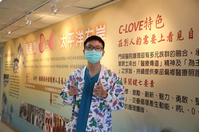 花莲门诺医院自7年前起，与马偕医护管理专科学校合办护理公费生专班，提供学员学杂费及生活费补助等，考取证照亦能到门诺机构服务，迄今已培育逾百位学子，近40人回到医院服务，包括首届公费生、护理师陈平。（花莲门诺医院提供／罗亦晽花莲传真）