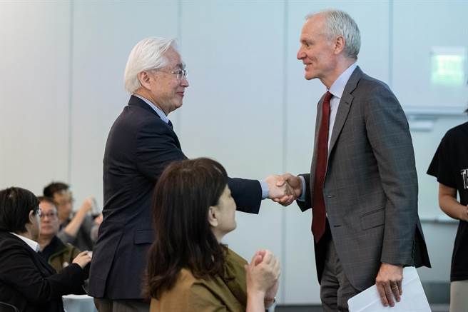 国科会主委吴政忠（左）与史丹佛大学校长Marc Tessier-Lavigne（右）交流。（国科会提供／林志成台北传真）