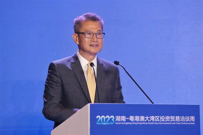 香港财政司长陈茂波表示，儘管香港经济復甦稳步向前，但仍然要警惕外围环境的不明朗因素和挑战。（中新社资料照片）