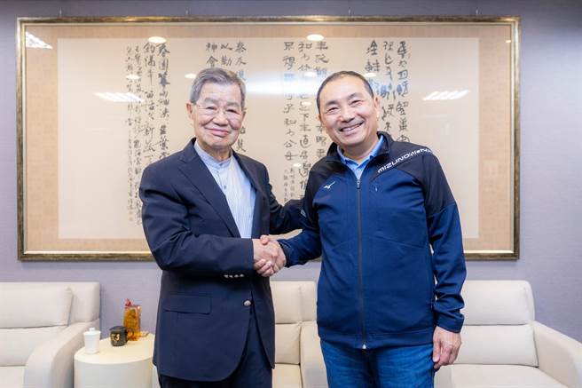 新北市长侯友宜被国民党徵召为总统参选人后，密集拜会各界人士，今于脸书贴出日前拜访前副总统萧万长，请益两岸议题及中美关系。（摘自侯友宜脸书）