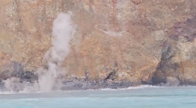 龟山岛赏鲸船解说员简逢均表示，该现象属于正常火山能量释放现象，不必担心火山爆发。（赏鲸船解说员简逢均提供／吴佩蓉宜兰传真）