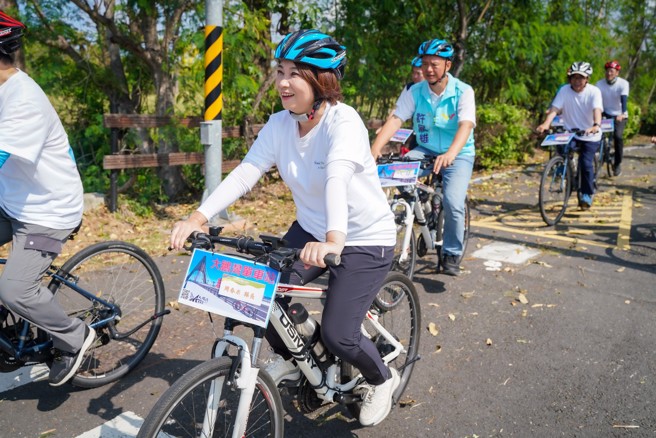 屏东县长周春米致力为观光宣传。（图／翻摄自周春米脸书）
