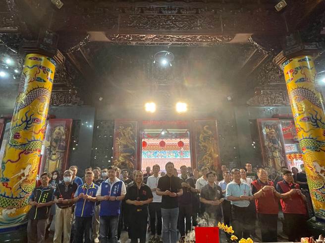 新北市消防局今在三峡区紫微天后宫，办理112年消防及义消人员暨眷属登山健行祈福活动，新北市副市长朱惕之代表市长侯友宜于主殿主持祈福祭祀。（新北市消防局提供）