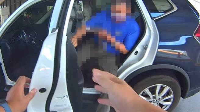 林男在工作时，于工厂内操作机台，不慎将自己的指头用机器切断，捡回断指后打算搭计程车到医院就医，没想到却在路途上发生车祸。（高市凤山分局提供／杨舒婷高雄传真）