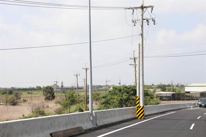 东石卧龙桥改建即将开放通行，南侧引道电杆待台电迁移，但不影响通车。（嘉义县政府提供／廖素慧嘉县传真）