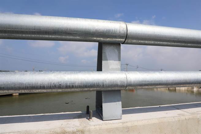 东石卧龙桥改建即将开放通行，桥上钢管护栏暂用非合约品。（嘉义县政府提供／廖素慧嘉县传真）