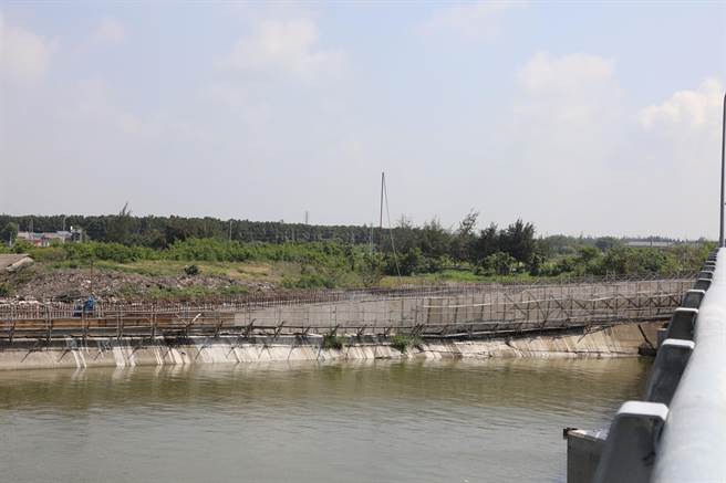 东石卧龙桥改建即将开放通行，引道护栏补强，不影响通车。（嘉义县政府提供／廖素慧嘉县传真）