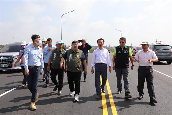 东石卧龙桥改建即将开放通行，县长翁章梁今天视察工程现况。（嘉义县政府提供／廖素慧嘉县传真）