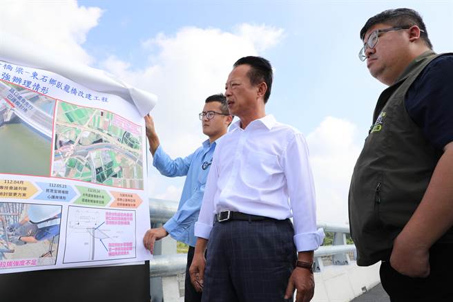东石卧龙桥改建即将开放通行，县长翁章梁今天听取施工简报。（嘉义县政府提供／廖素慧嘉县传真）