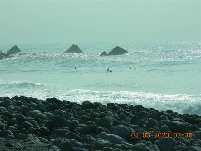 2日宜兰县南澳神秘沙滩却出现数名衝浪客在大海波涛下从事衝浪游憩行为。（民眾提供／吴佩蓉宜兰传真）