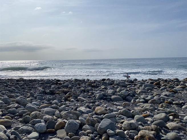 2日宜兰县南澳神秘沙滩却出现数名衝浪客在大海波涛下从事衝浪游憩行为。（民眾提供／吴佩蓉宜兰传真）