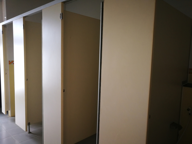 有学生在毕业当天砸学校厕所，破坏小便斗，在厕所狂喷灭火器，弄得一团乱。（示意图，达志提供）