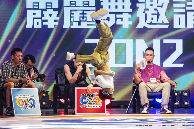 新竹县第2届全国街舞大赛，捉对厮杀的霹雳舞，小选手展现高超的腾空翻转动作。（罗浚滨摄）