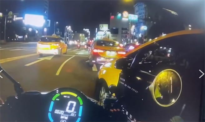 员警拦查酒后驾车的计程车司机。（翻摄画面）