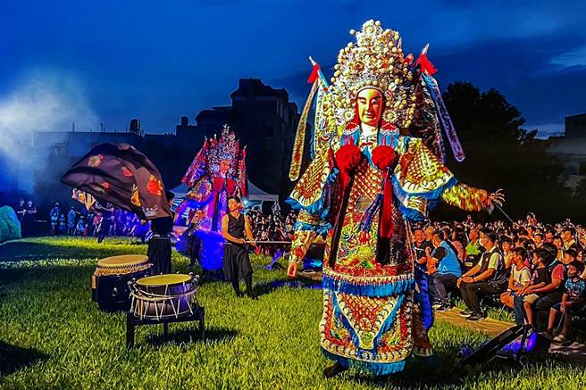 《竹风县艺》系列活动，首场在新埔国中由纸风车卡车艺术工程与雷升传艺团艺阵剧场合作演出「登龙门」。（罗浚滨摄）