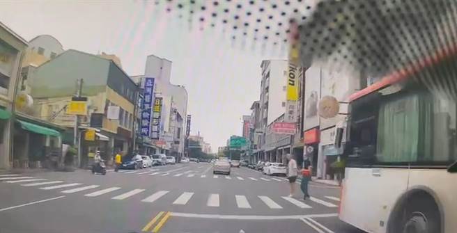 行人过斑马线时，警车驾驶看向斑马线的视线遭停靠外侧车道的公车挡住。（读者提供／程炳璋台南传真）