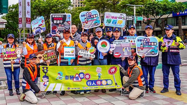 运输业代表与各道安小组在县政九路与光明六路交岔口举办「路口停让」宣导快闪活动。（新竹县政府提供／罗浚滨新竹传真）
