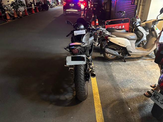学生机车横停店家门口遭批评，事后店家也说当事学生已道歉。(警方提供／吕筱蝉桃园传真)